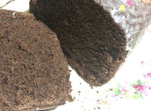 Una foto de Torta de chocolate en panificadora, decorada con glasé de limón