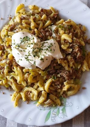 Póréhagymás-pirított hús nudlival recept fotója