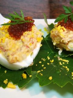 Una foto de Huevos rellenos con caballa, pimiento asado y perlas de soja