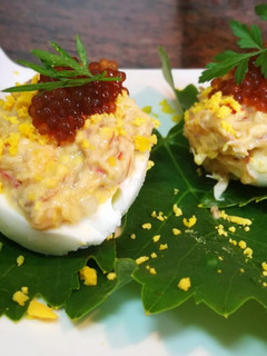 Una foto de Huevos rellenos con caballa, pimiento asado y perlas de soja