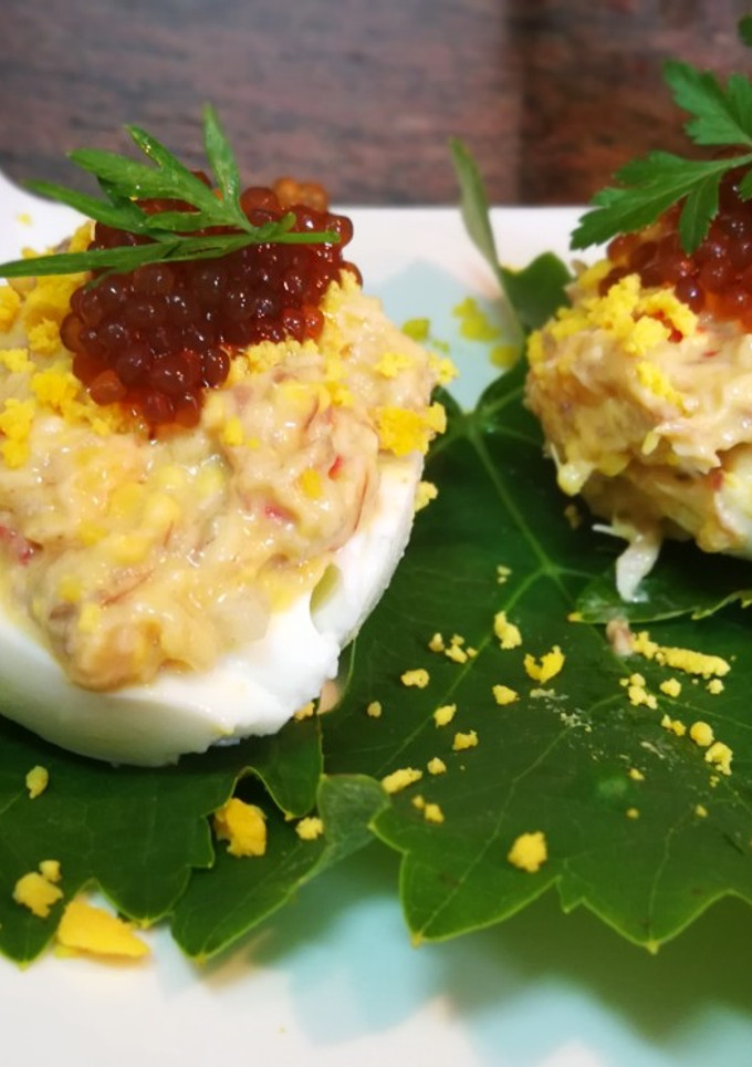Una foto de Huevos rellenos con caballa, pimiento asado y perlas de soja