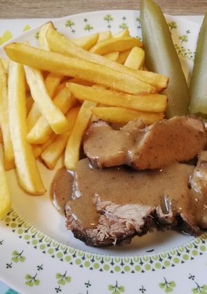Egészben sült sertéscomb vörösboros mártásban recept fotója