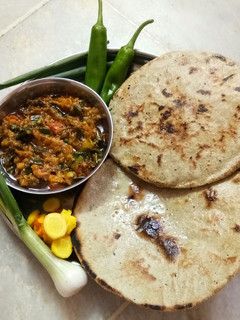 જુવાર બાજરા ના રોટલા (Jowar Bajara Rotla Recipe In Gujarati) રેસીપી મુખ્ય ફોટો