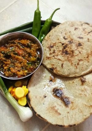 જુવાર બાજરા ના રોટલા (Jowar Bajara Rotla Recipe In Gujarati) રેસીપી મુખ્ય ફોટો