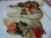 Una foto de tilapia al horno con papel aluminio