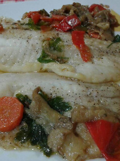 Una foto de Tilapia, merluza, fletán... en papillote