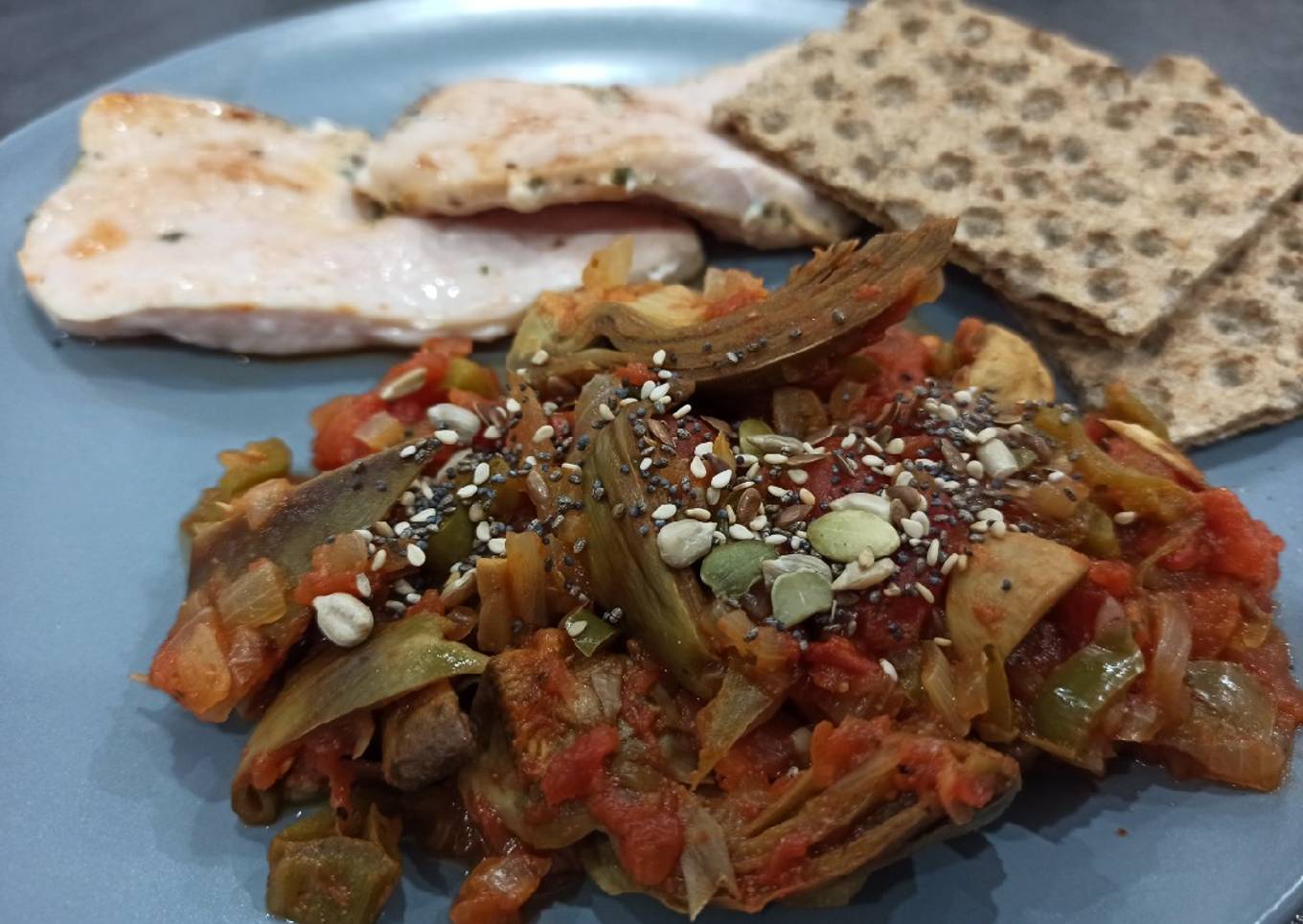 Pavo con alcachofas, champiƱones, pimiento y tomate š„