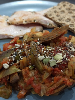 Una foto de Pavo con alcachofas, champiñones, pimiento y tomate 🥗