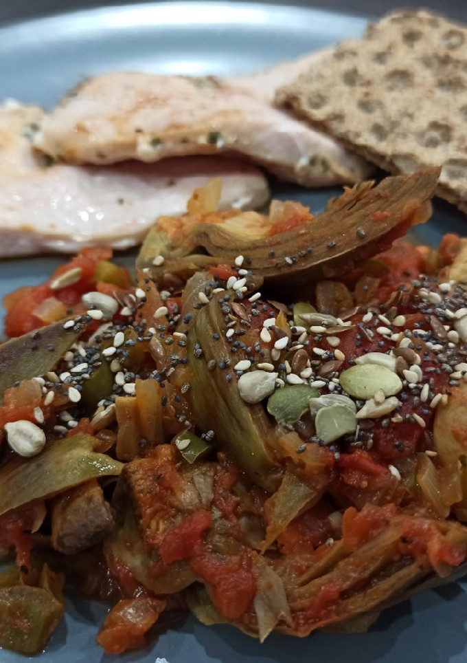 Una foto de Pavo con alcachofas, champiñones, pimiento y tomate 🥗
