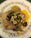 Filete de pescado sobre papas