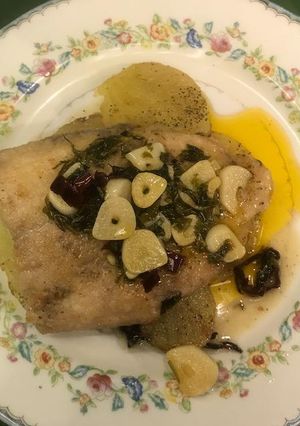 Una foto de Filete de pescado sobre papas