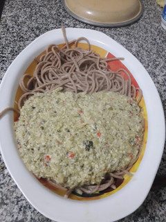 Una foto de Fideos integrales con salsa crema de brócoli..
