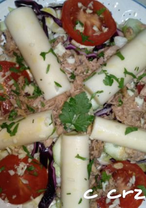 Una foto de Ensalada de atún y palmitos