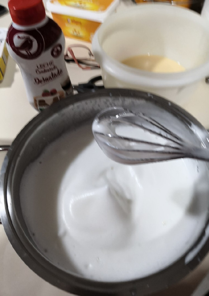Una foto de Nata casera para repostería lista para montar