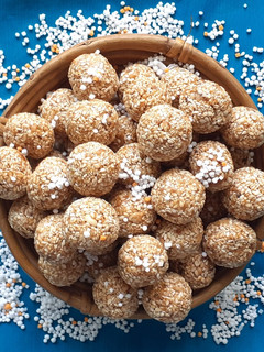 तिळाचे लाडू (teelache ladoo recipe in marathi) रेसिपी चे मुख्य फोटो