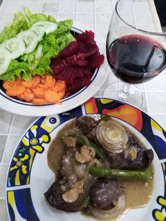 Una foto de Corazón de res con champiñones al vino