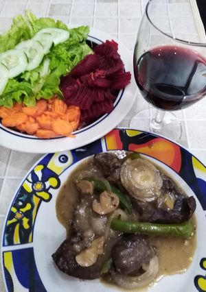 Una foto de Corazón de res con champiñones al vino