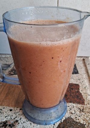 Una foto de Licuado frutal 🍎🫐🍊🍌