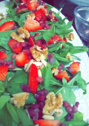 صورة لوصفة سلطة الجرجير و الفراولة و دبس الرمان🍓