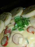 Arepas en crema de queso y salchichas