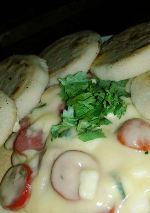 Una foto de Arepas en crema de queso y salchichas