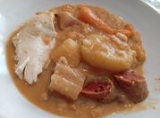 Una foto de judias blancas con tocino