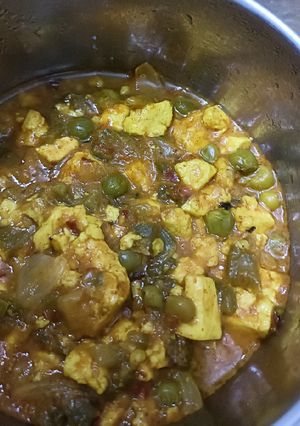 A picture of Matar paneer ka sabzi.