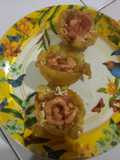 Canasta de guineo verde rellenas de salchicha caramelizada