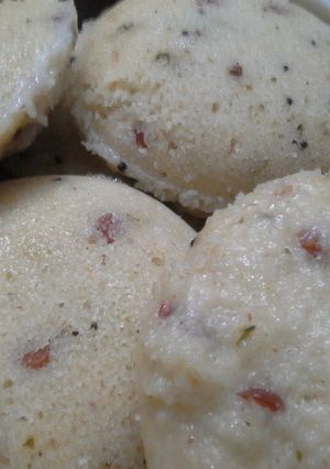 A picture of Rava Idli.