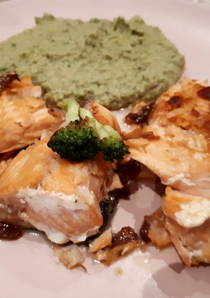 Una foto de Salmón plancha con salsa de almendras saludable