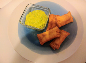 Una foto de TEQUEÑOS DE QUESO 🧀 CON GUACAMOLE