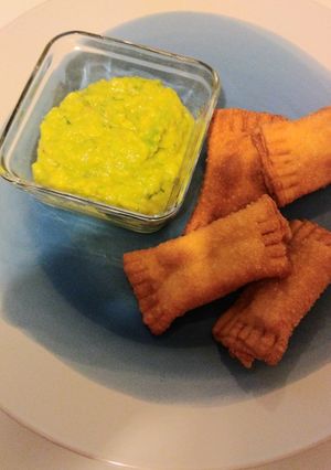Una foto de TEQUEÑOS DE QUESO 🧀 CON GUACAMOLE