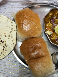 मोठ दाल मिसल पाव रेसिपी मुख्य फोटो