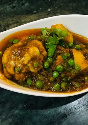 A picture of Tri spices chicken matar.