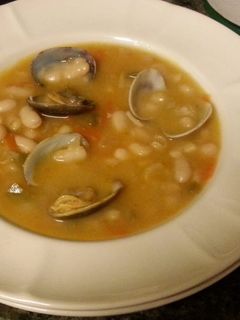 Una foto de Alubias blancas con almejas