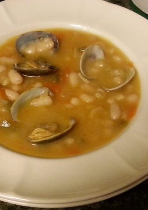 Una foto de Alubias blancas con almejas
