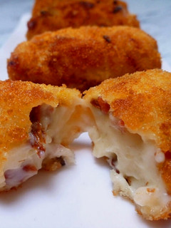 Una foto de Croquetas con jamón crujiente y camembert 🧀🥓