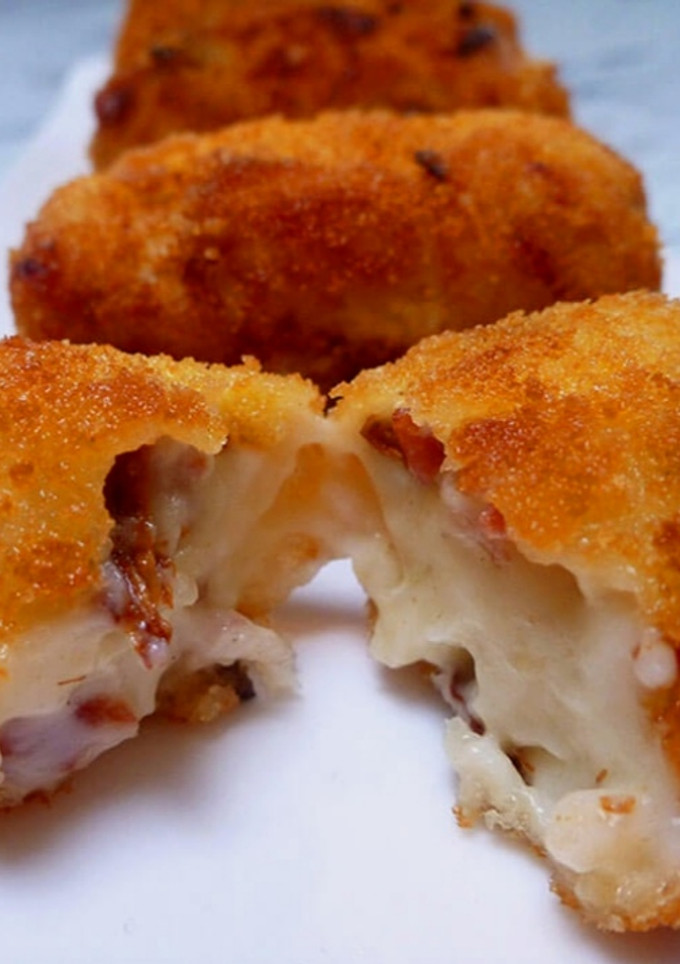Una foto de Croquetas con jamón crujiente y camembert 🧀🥓