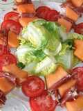 Brochetas de melón cantalupo con jamón ibérico y cogollos