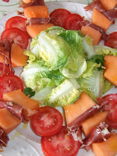 Una foto de Brochetas de melón cantalupo con jamón ibérico y cogollos