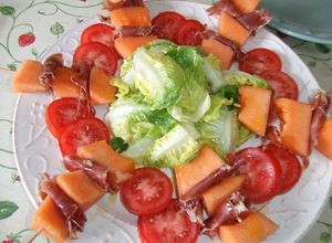 Una foto de Brochetas de melón cantalupo con jamón ibérico y cogollos