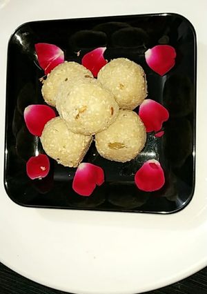 A picture of Khoya seasame ladoo.