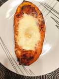 Boniato relleno de bacon y huevo al horno gratinado