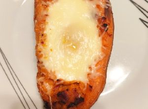 Foto principal de Boniato relleno de bacon y huevo al horno gratinado