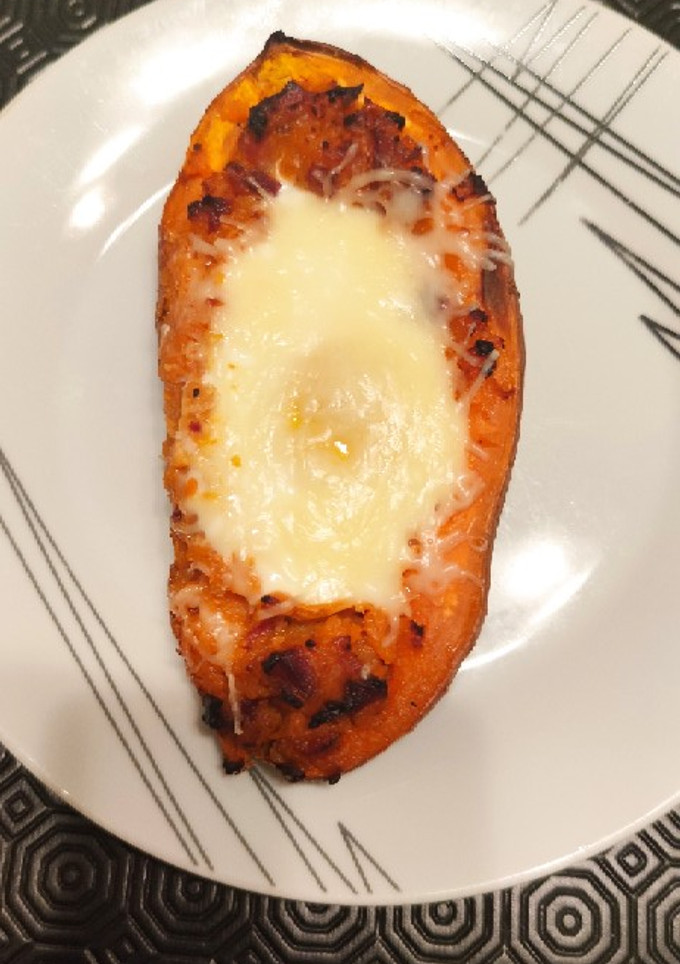 Una foto de Boniato relleno de bacon y huevo al horno gratinado
