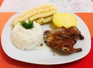 Una foto de Cuy frito hecho en casa