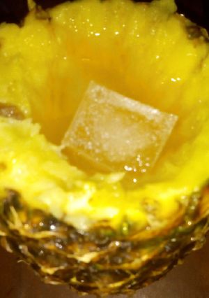 Una foto de Vino Blanco En Una Piña