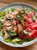 Salade de thon à la sauce d’oignons aigre-douce