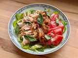 Salade de thon à la sauce d’oignons aigre-douce