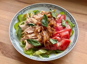 Une photo de Salade de thon à la sauce d’oignons aigre-douce